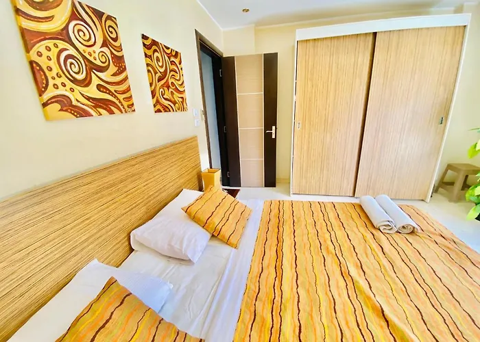 Panda Grey With Balcony Center Apartman Gurdaka